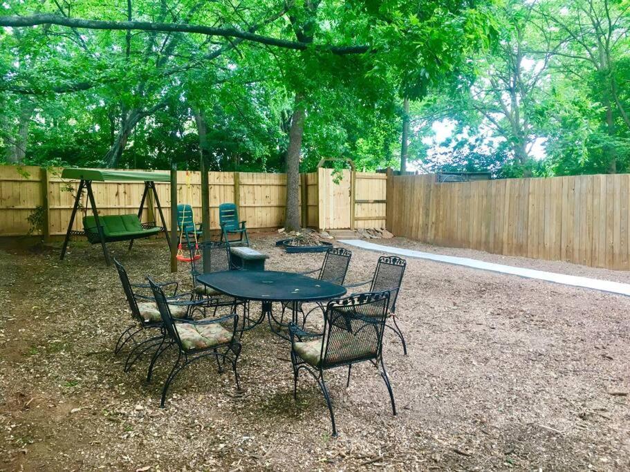 Family Friendly Downtown Home - Private Yard & Grill - Location, Location, Location! Athens Exteriör bild