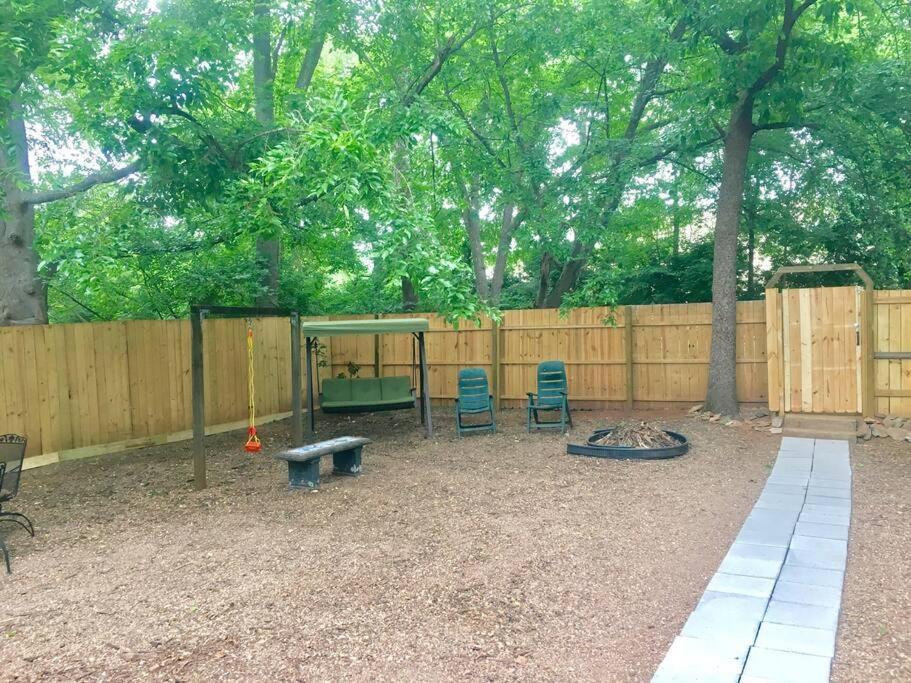 Family Friendly Downtown Home - Private Yard & Grill - Location, Location, Location! Athens Exteriör bild